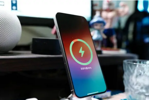 平坝苹果15换屏服务分享用什么充电器给iPhone15充电更好 
